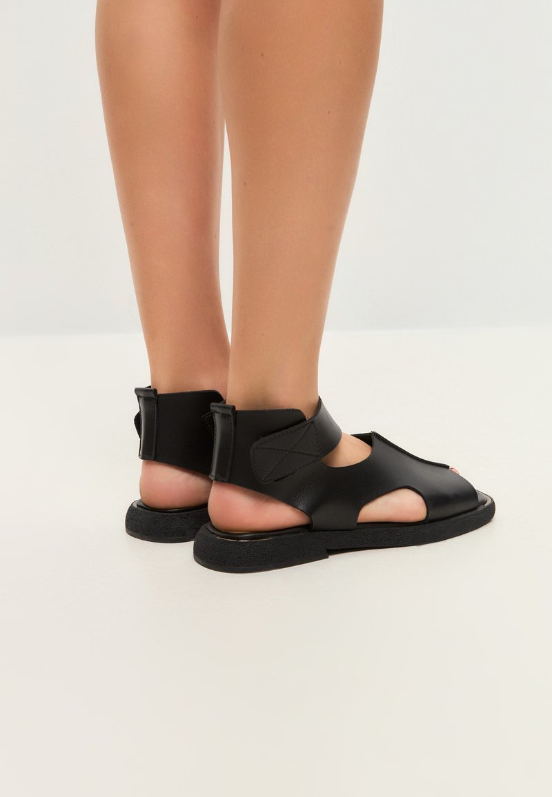 Sandalias Bloom Leather™ – Altura, Estabilidad y Piel Premium
