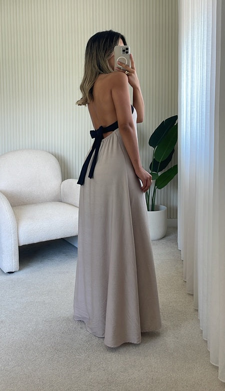 Vestido Brisa Contrast™ – Elegancia Minimalista para los Días Más Especiales