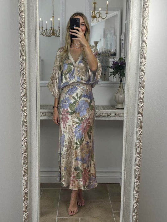 Conjunto Satinado Floral Off-Shoulder — Elegancia que deslumbra